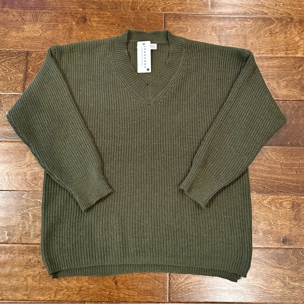 NWT Jon & Anna Women’s V- Neck Sweater                 Size Large